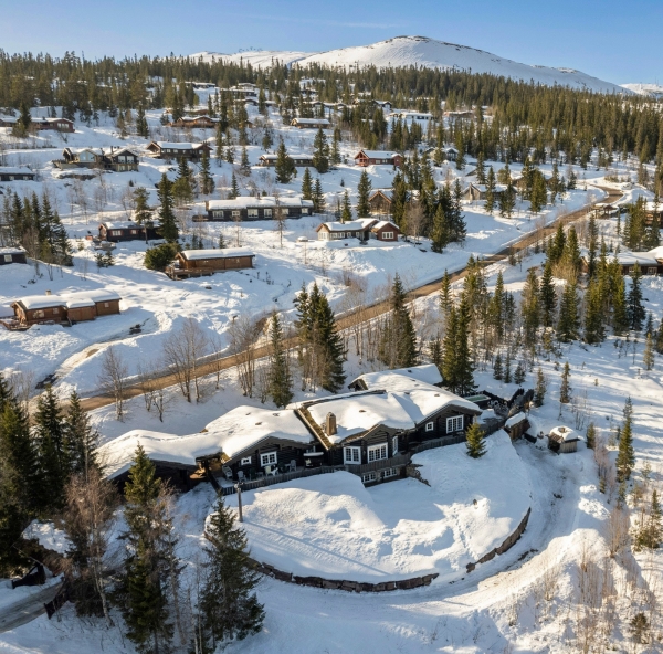 Продается любимая зимняя дача Шумахера – всего за €3,8 млн. Там бронированные стекла, тренажерка, 10 спален и зал игровых автоматов