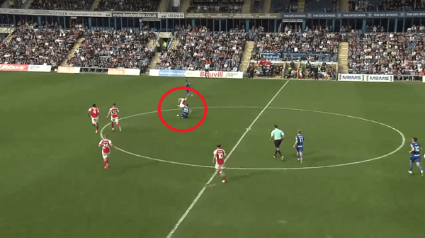 «Я никогда такого не видел». В Англии за стык удалили сразу двух игроков 🤯