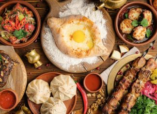 Как показать свое уважение, если вас пригласили в узбекское кафе?