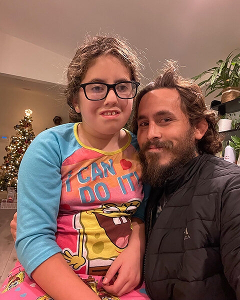 «Я сражаюсь ради ее улыбки». История бойца UFC и его дочери: у нее не работали мышцы лица из-за болезни, а папа дрался для операции