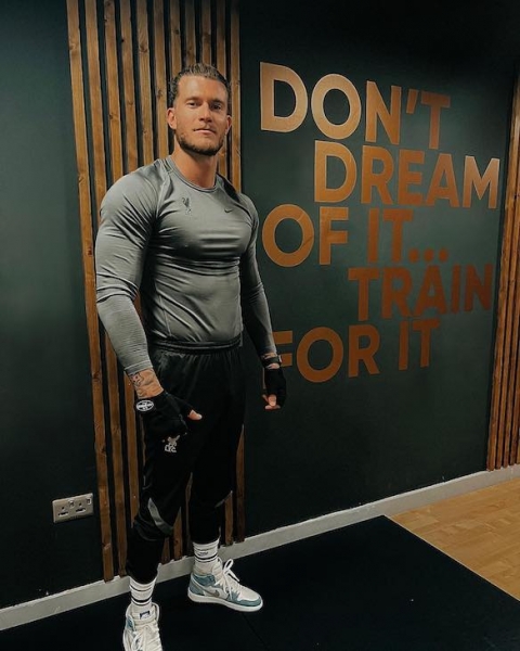 А где сейчас Кариус? Он пятый вратарь «Ливерпуля», зато мощно раскачался