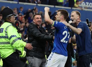 Фанаты «Эвертона» дважды выбежали на поле. Сначала праздновали камбэк, потом – невылет из АПЛ