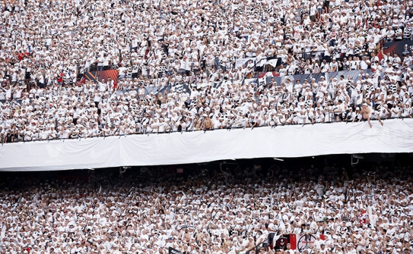 Фанаты разожгли финал ЛЕ: жестко дрались в городе, украсили арену изнутри