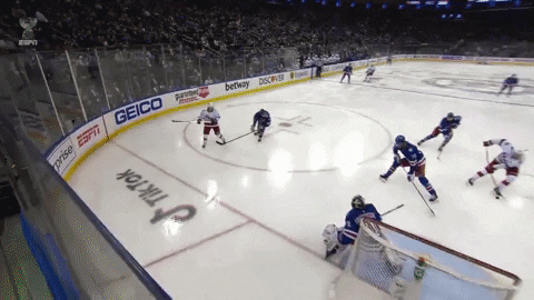 «Рейнджерс» вернулись в серию с «Каролиной» – 2-2. Конечно, затащил Шестеркин. Разумеется, подрались после сирены