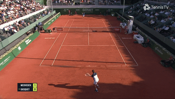 Медведев вернулся после грыжи: провалил полматча, ужасно подавал и поменял 4 ракетки. Но был и хороший отрезок