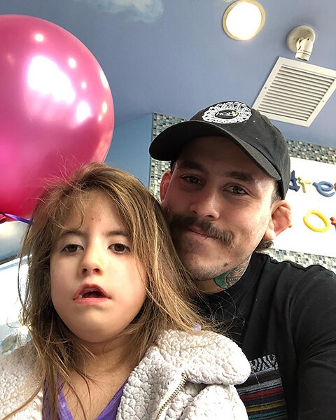 «Я сражаюсь ради ее улыбки». История бойца UFC и его дочери: у нее не работали мышцы лица из-за болезни, а папа дрался для операции