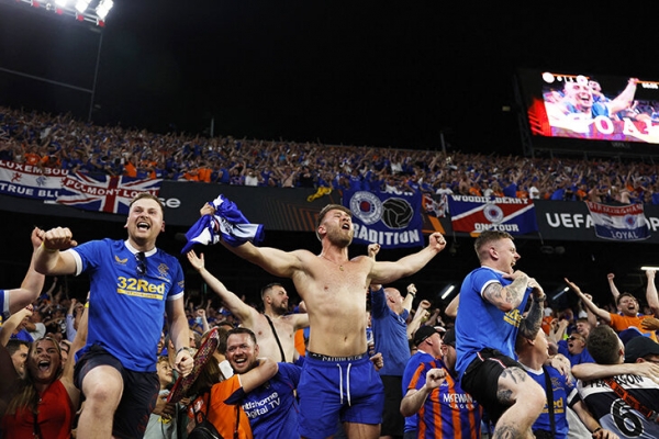 Фанаты разожгли финал ЛЕ: жестко дрались в городе, украсили арену изнутри