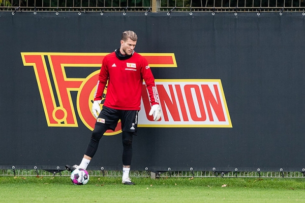 А где сейчас Кариус? Он пятый вратарь «Ливерпуля», зато мощно раскачался