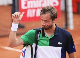 Медведев вернулся после грыжи: провалил полматча, ужасно подавал и поменял 4 ракетки. Но был и хороший отрезок