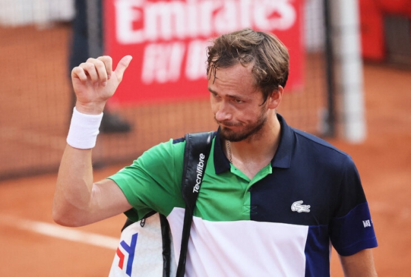 Медведев вернулся после грыжи: провалил полматча, ужасно подавал и поменял 4 ракетки. Но был и хороший отрезок