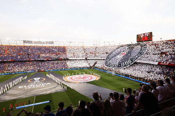 Фанаты разожгли финал ЛЕ: жестко дрались в городе, украсили арену изнутри