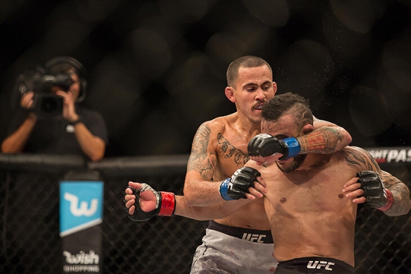 «Я сражаюсь ради ее улыбки». История бойца UFC и его дочери: у нее не работали мышцы лица из-за болезни, а папа дрался для операции