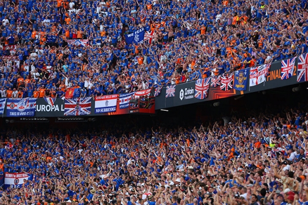 Фанаты разожгли финал ЛЕ: жестко дрались в городе, украсили арену изнутри