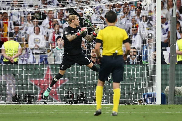 А где сейчас Кариус? Он пятый вратарь «Ливерпуля», зато мощно раскачался