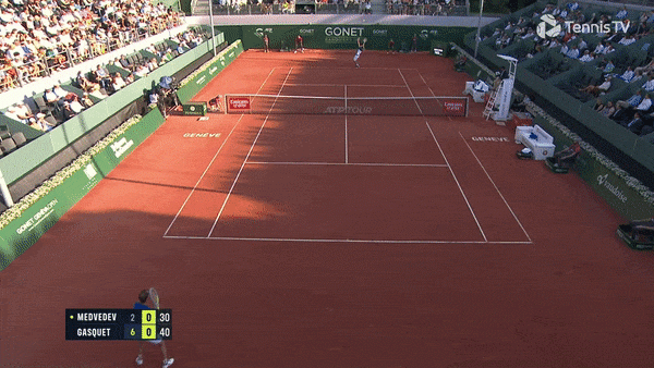 Медведев вернулся после грыжи: провалил полматча, ужасно подавал и поменял 4 ракетки. Но был и хороший отрезок