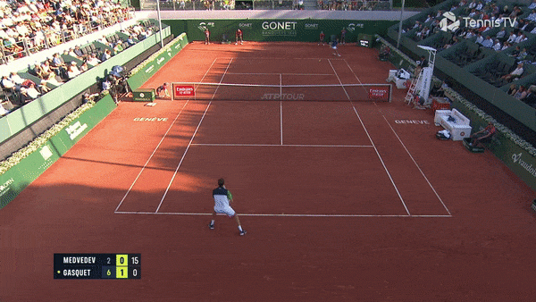 Медведев вернулся после грыжи: провалил полматча, ужасно подавал и поменял 4 ракетки. Но был и хороший отрезок