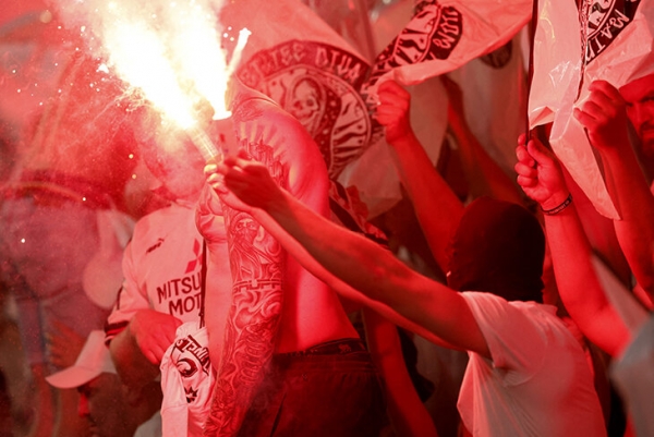 Фанаты разожгли финал ЛЕ: жестко дрались в городе, украсили арену изнутри