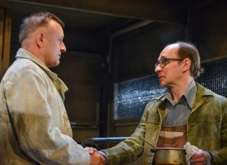 На камерную сцену Омской драмы «поместили» Ниагарский водопад