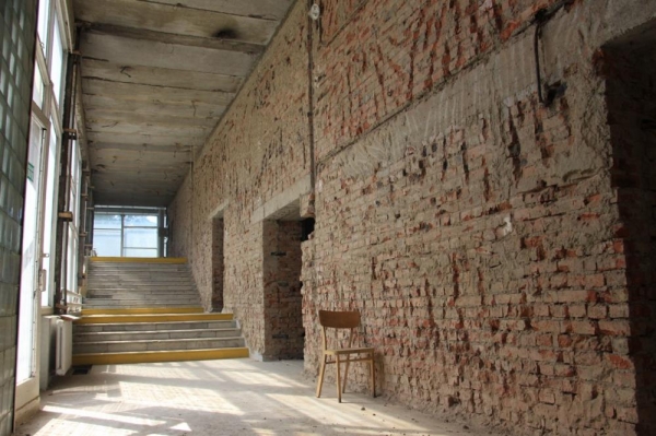 В омском ТЮЗе начали демонтаж старой облицовочной плитки