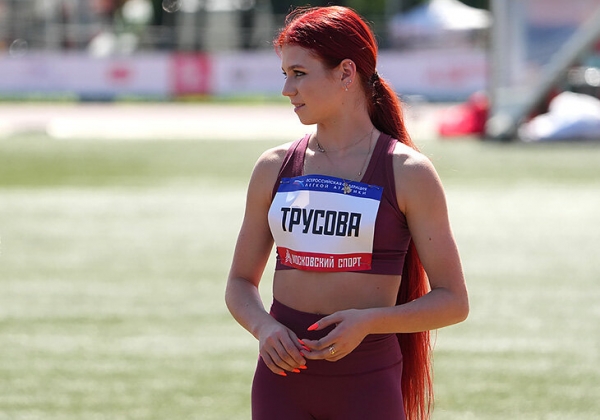 «Я не умею прыгать! Песок все время в ботинки попадал». Саша Трусова в новом спорте – и мы это увидели