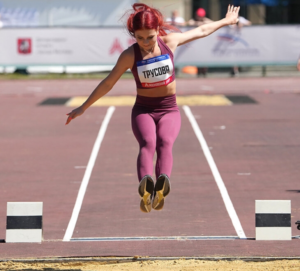 «Я не умею прыгать! Песок все время в ботинки попадал». Саша Трусова в новом спорте – и мы это увидели