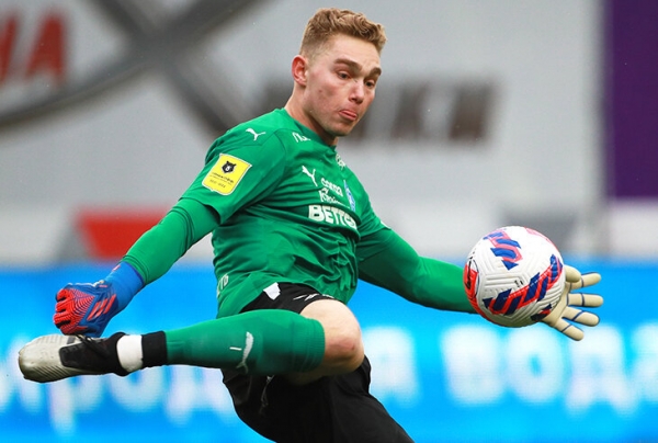 «Хочется тащить как Куртуа, чтобы на тебя смотрел весь мир». Честное интервью вратаря «Крыльев» Ивана Ломаева