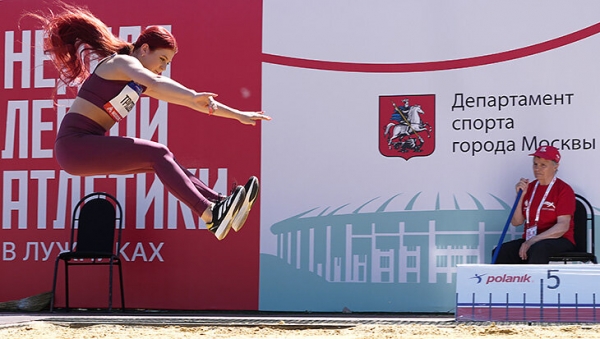 «Я не умею прыгать! Песок все время в ботинки попадал». Саша Трусова в новом спорте – и мы это увидели