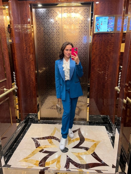 «Непривычно видеть себя такой, но мне безумно нравится». Загитова взялась за смелые образы: высокие сапоги, мини-юбки и кислотные цвета