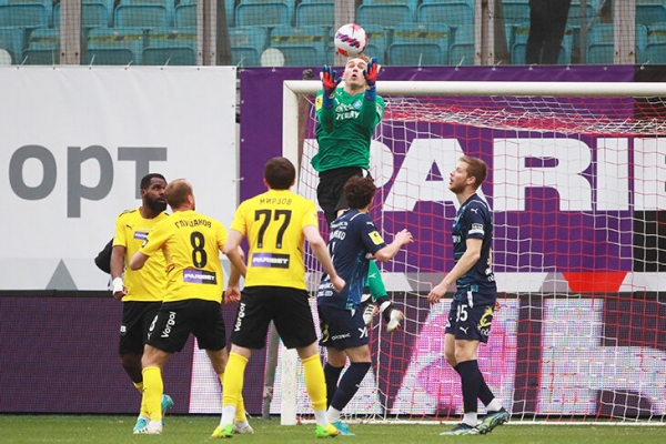 «Хочется тащить как Куртуа, чтобы на тебя смотрел весь мир». Честное интервью вратаря «Крыльев» Ивана Ломаева