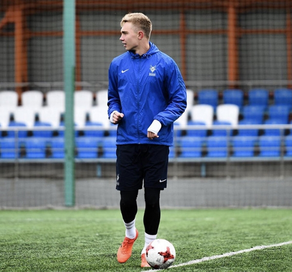 «Хочется тащить как Куртуа, чтобы на тебя смотрел весь мир». Честное интервью вратаря «Крыльев» Ивана Ломаева