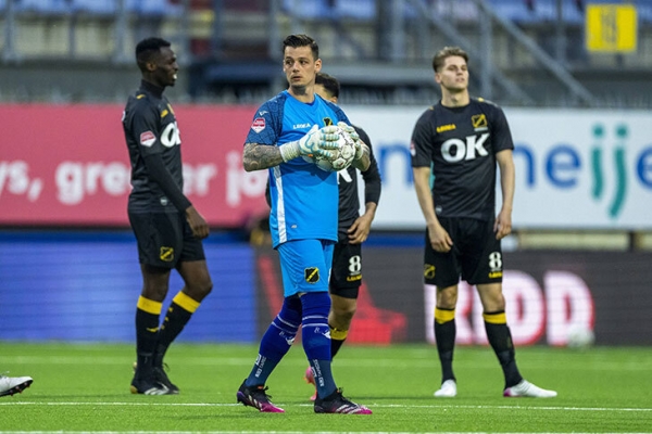 Два тайма по чистых 30 минут, желтая – это временное удаление, ауты – ногами. Новые правила футбола для теста во 2-й лиге Нидерландов 😱