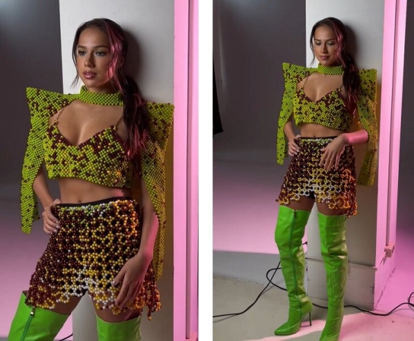 «Непривычно видеть себя такой, но мне безумно нравится». Загитова взялась за смелые образы: высокие сапоги, мини-юбки и кислотные цвета