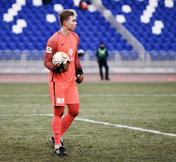 «Хочется тащить как Куртуа, чтобы на тебя смотрел весь мир». Честное интервью вратаря «Крыльев» Ивана Ломаева