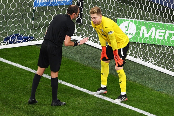 «Хочется тащить как Куртуа, чтобы на тебя смотрел весь мир». Честное интервью вратаря «Крыльев» Ивана Ломаева