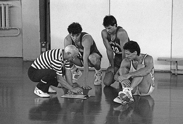 «Став тренером, учился у режиссера Любимова». Интервью легенды ЦСКА: общение с Высоцким, учеба у правнука Толстого и 3 дня в камере