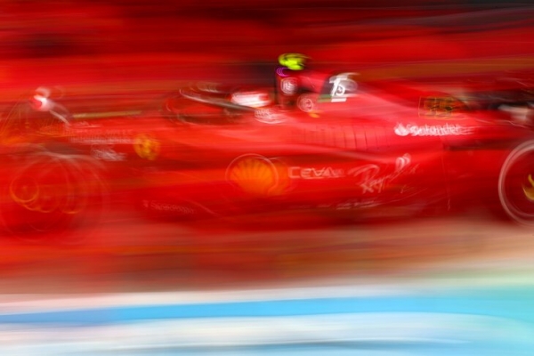 Хватит распинать Сайнса: обе его «Феррари» – дефектные, а рули не чинят весь сезон