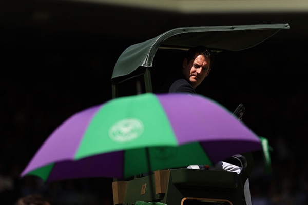 Кто придумал штрафы за сломанные ракетки и отучил судей пить вино перед матчами? Как трудно не посылать игроков? Все о теннисных арбитрах