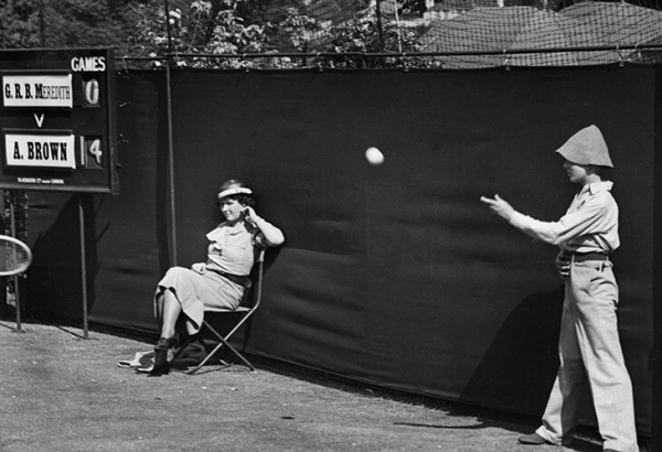 Кто придумал штрафы за сломанные ракетки и отучил судей пить вино перед матчами? Как трудно не посылать игроков? Все о теннисных арбитрах