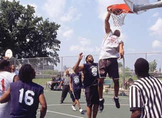 «Балтимор – это героин и баскетбол». Культовой «Прослушке» 20 лет, один из ее легендарных эпизодов – игра между районами