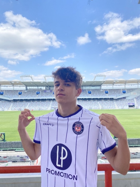 Обычного парня приняли за игрока «ПСЖ» из-за фото в форме «Тулузы». А медиа сочинили новость о трансфере 🤯