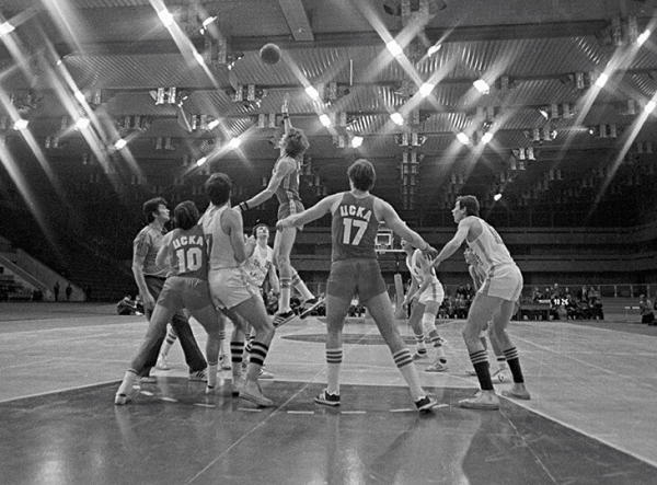 «Став тренером, учился у режиссера Любимова». Интервью легенды ЦСКА: общение с Высоцким, учеба у правнука Толстого и 3 дня в камере