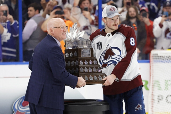 С детства работал над психологией, всегда везло с тренерами. Как Кэйл Макар стал лучшим защитником НХЛ