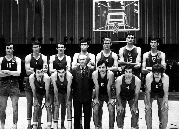 «Став тренером, учился у режиссера Любимова». Интервью легенды ЦСКА: общение с Высоцким, учеба у правнука Толстого и 3 дня в камере