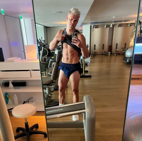 Любовался морем и скульптурами, качался, слушал рэп. Приключения Кокорина во Флоренции в 26 фото  