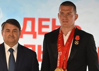 Запоздалый прием олимпийцев, пропустивших встречу с Путиным. Большунов и Щербакова получили ордена – в «Лужниках», но без зрителей