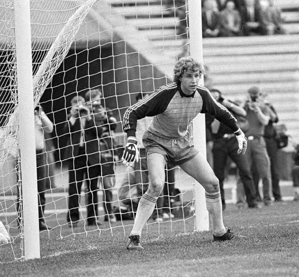 Первый русский в &laquo;Челси&raquo;: отказался сдавать матч за 60 тысяч $ и учил Терри начинать атаки. Крауч фанател от его прически и штанов