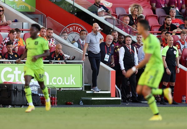 Первые недели Тен Хага &ndash; копия стартовых поисков Ван Гала. &laquo;МЮ&raquo; пугающе мечется и в тактике, и на рынке 