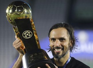 Санта Крусу уже 41, а он все еще забивает суперголы – в топ-лиге Парагвая. Правда, фаны родного клуба считают его предателем