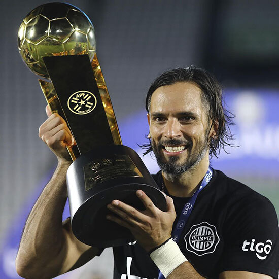 Санта Крусу уже 41, а он все еще забивает суперголы – в топ-лиге Парагвая. Правда, фаны родного клуба считают его предателем