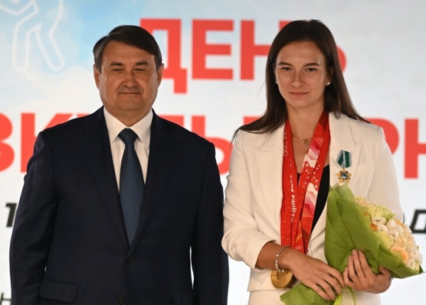 Запоздалый прием олимпийцев, пропустивших встречу с Путиным. Большунов и Щербакова получили ордена &ndash; в &laquo;Лужниках&raquo;, но без зрителей